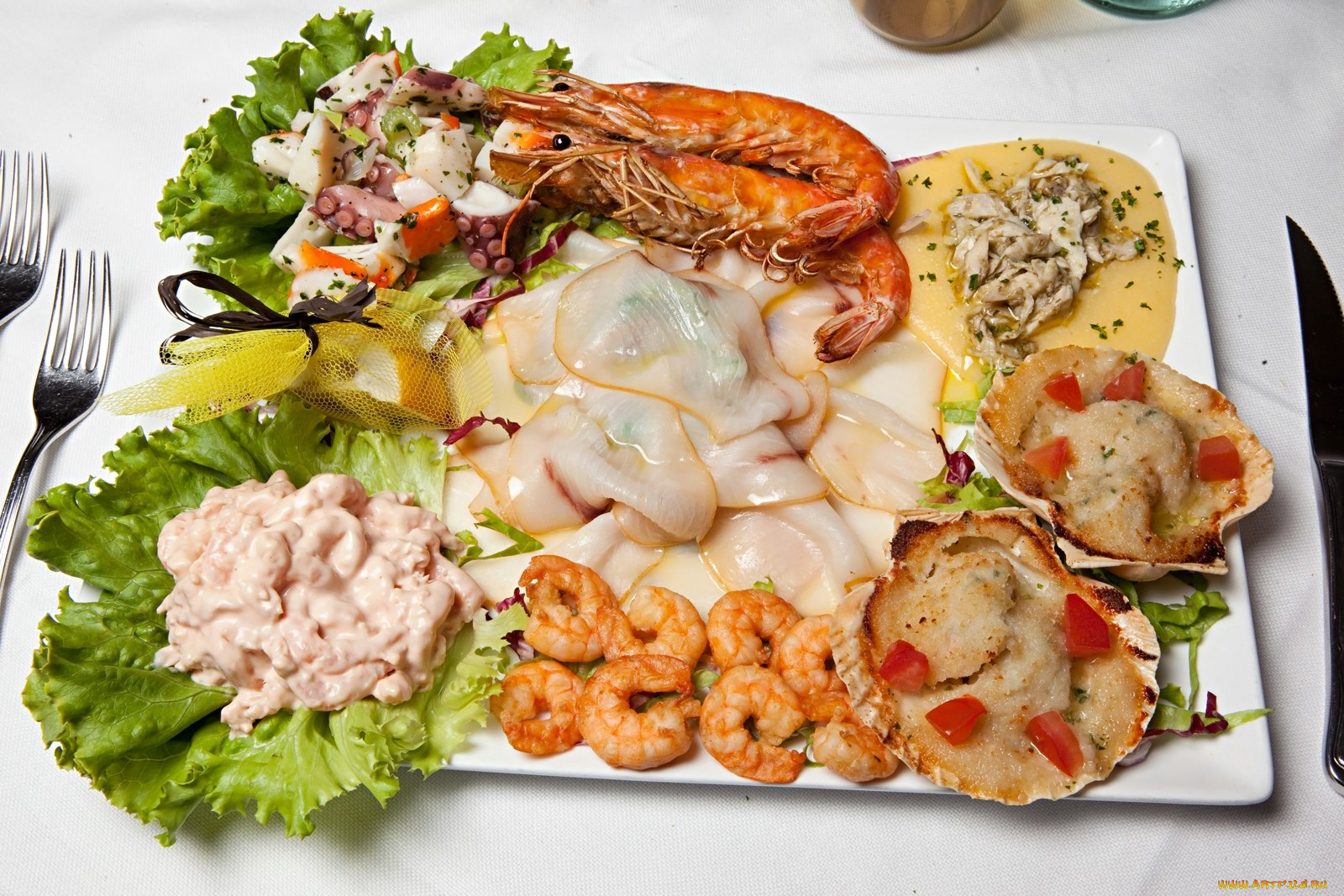 Тарелка с морепродуктами на праздничный стол